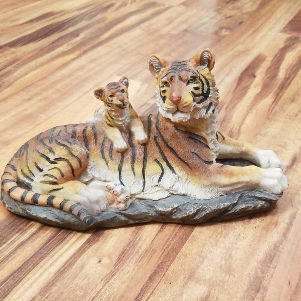 Tiger and cub figurene